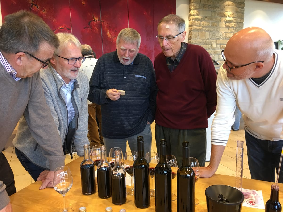 Die Vinothekare Willi Kohler, Martin Bauer, Manfred Schmälzle, Hans-Joachim Jaeger und Brian Friz (v.l.) sind hochkonzentriert bei der Planung ihrer Cuvée.