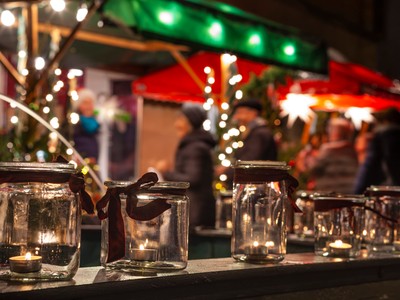 Weihnachtsmarkt mit Kunsthandwerkermarkt