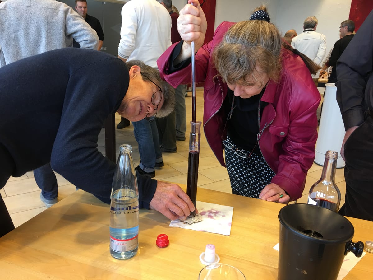 Auf jeden Milliliter kommt es an. Bärbel Mann und Charlotte Nerl-Steckelberg in der „Cuvée-Zauberküche“