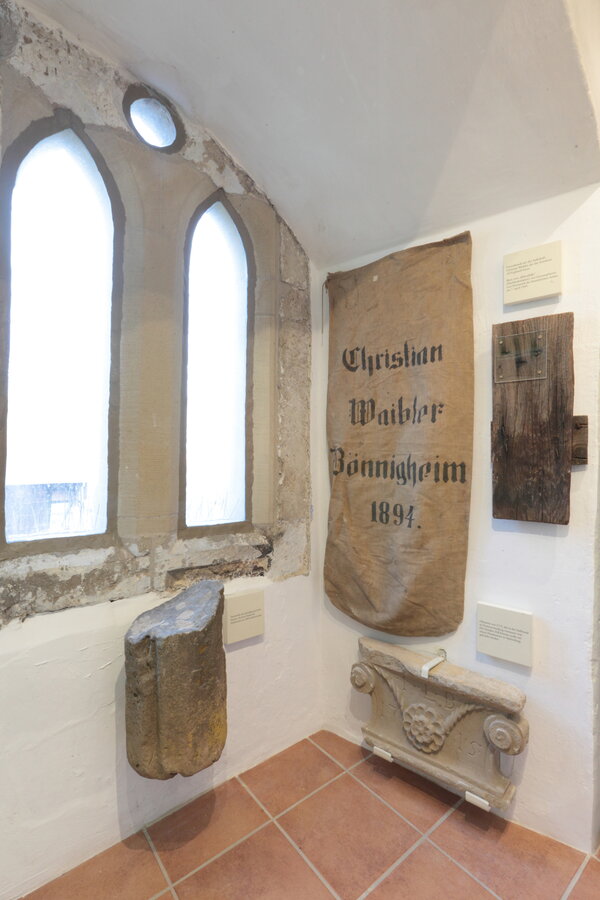 Blick hinter das dreiteilige gotische Fenster. Foto Daniel Seybold.