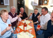 Rund um den Weißherbst drehte sich das Weingespräch der Expertenrunde in der Vinothek. Von links: Rose Wachter, Fritz Wachter, Gerhard Hepperle, Hans-Joachim Jaeger, Heinz Kölle senior und Eberhard Schmutz.