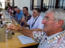 Ein Schattenplätzchen hatte Heinz Kölle für das Weinkolleg der Vinothek mit Fritz Wachter (re.) in seiner Weinkellerei vorbereitet. Foto: Helmut Pangerl