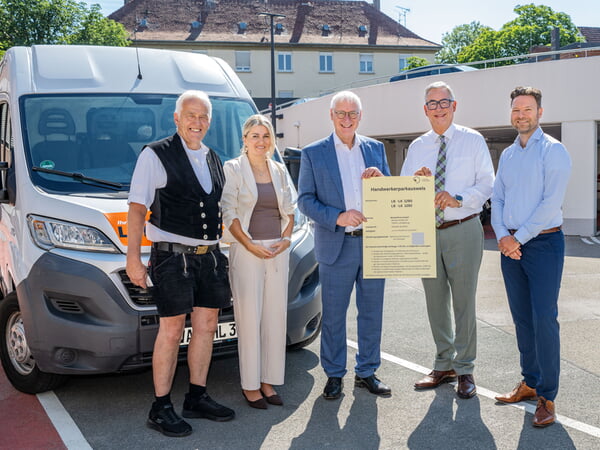 Ab dem 1. September kann der Handwerker-Parkausweis beantragt werden. Von links: Stefan Leibfried, Obermeister der Zimmerer-Innung Ludwigsburg, Nicole Ackermann, Gesch&auml;ftsf&uuml;hrerin Kreishandwerkerschaft Ludwigsburg, Kreis-Handwerksmeister Albrecht Lang, Landrat Dietmar Allgaier und Wirtschaftsf&ouml;rderer Oliver Reichert (Landratsamt Ludwigsburg).