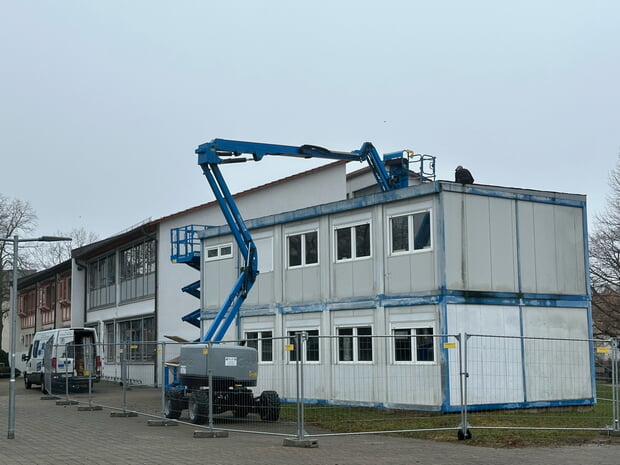 Firma Hahn aus Murr baut derzeit die Container auf dem Schulgelände ab. Die Firma hatte sie vor 30 Jahren auch schon aufgebaut.