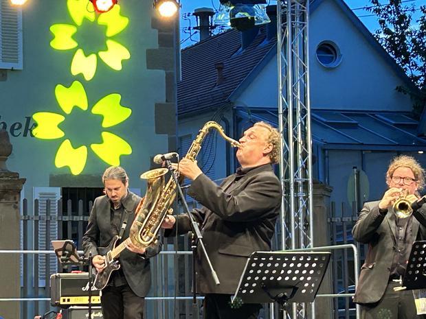 Wenn der Schlosshof rockt, locken Matthias Leucht, Saxophon und weitere stadtbekannten Musiker zum Open-Air