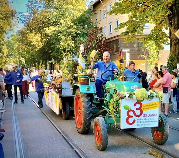 Der Festwagen mit der historischen Schnapsbrennerei und viel Obst erfuhr eine gro&szlig;e Resonanz.