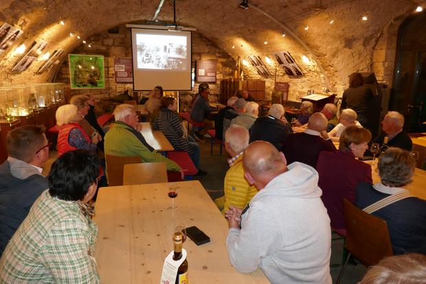 Am Internationalen Museumstag trafen die F&uuml;hrungen und die Zeitzeugengespr&auml;che im Schw&auml;bischen Schnapsmuseum auf gro&szlig;es Interesse. Im Keller stand die Arbeit der Wengerter im Mittelpunkt.
