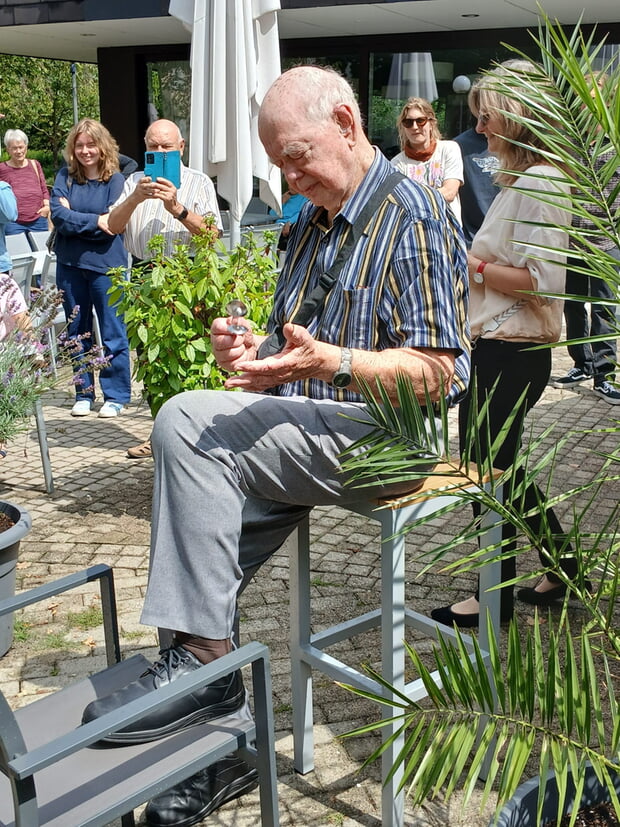 Siegfried Heilmann spielt bei der Löffel-Polka mit
