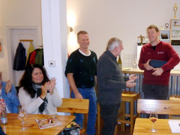 Vorsitzender Manfred Schmälzle bedankt sich bei Felix Groß