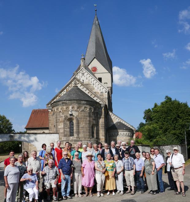 Die Mitglieder der Historischen Gesellschaft Bönnigheim beim Ausflug vor der romanischen Kirche in Faurndau