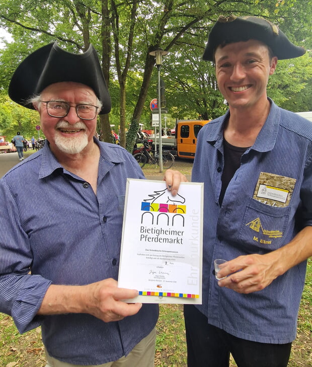 Von Oberb&uuml;rgermeister J&uuml;rgen Kessing erhielten wir die Urkunde zum 2. Preis der Festwagen.