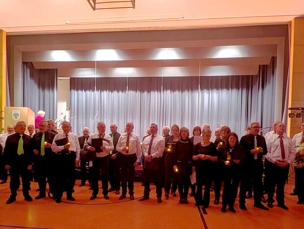 Die Ch&ouml;re singen gemeinsam "O Du Fr&ouml;hliche"