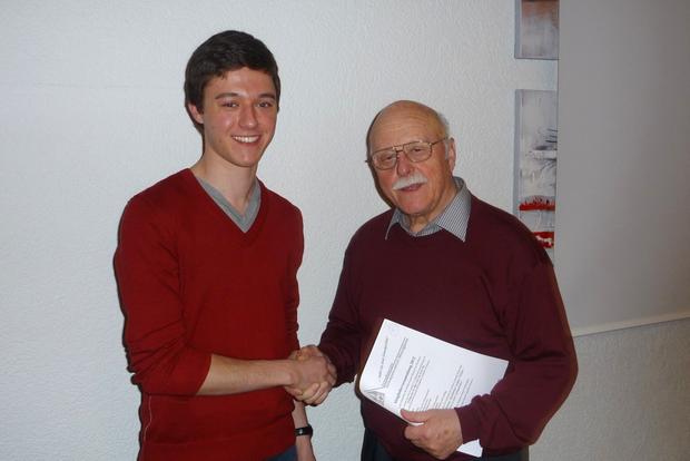 Vorsitzende des F&ouml;rdervereins Museum im Steinhaus Wilhelm Flaig &uuml;bergibt den Stab 2012 an seinen Nachfolger an Mike Etzel.