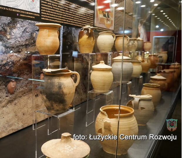 Viele T&ouml;pfe werden im Museum in Lauban pr&auml;sentiert.