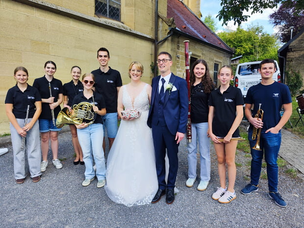 Mitglieder des Jugendorchesters &uuml;berraschten ihre Dirigentin Saskia Pasker anl&auml;sslich ihrer Hochzeit mit einem musikalischen Gru&szlig; und einem Ehrenspalier.