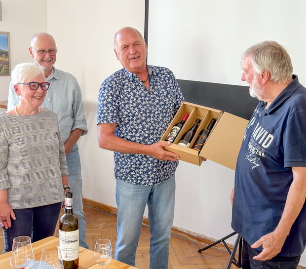 Die Vorst&auml;nde Ulrich Bauer und Manfred Schm&auml;lzle &uuml;berreichen ein Weinpr&auml;sent