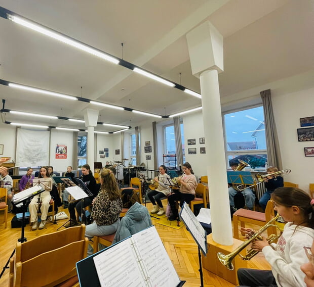 Die Jugendlichen sind fleißig am proben.