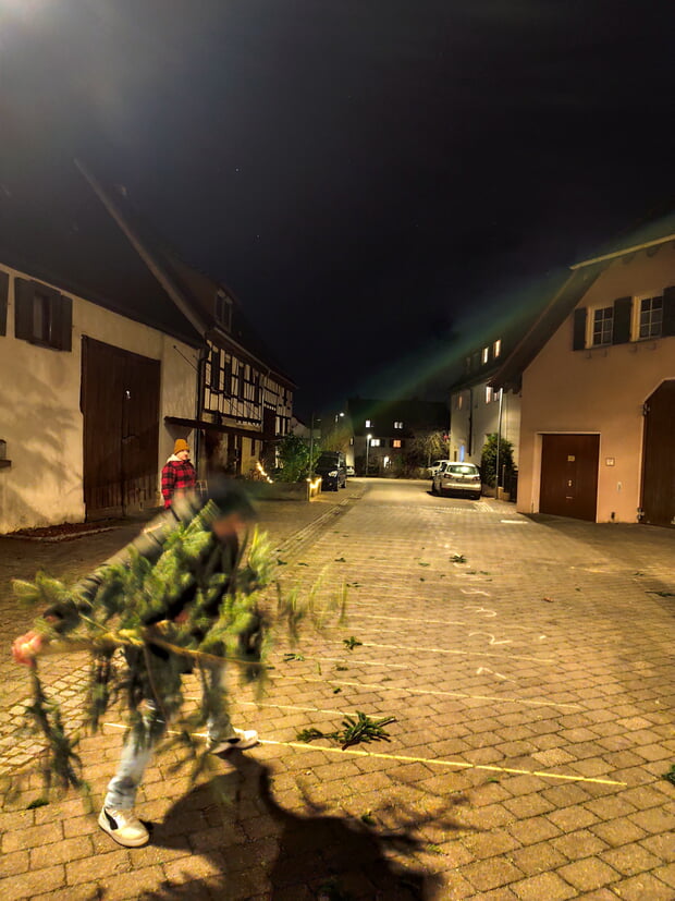 Athlet beim Wurf unter den strengen Augen des Linienrichters.