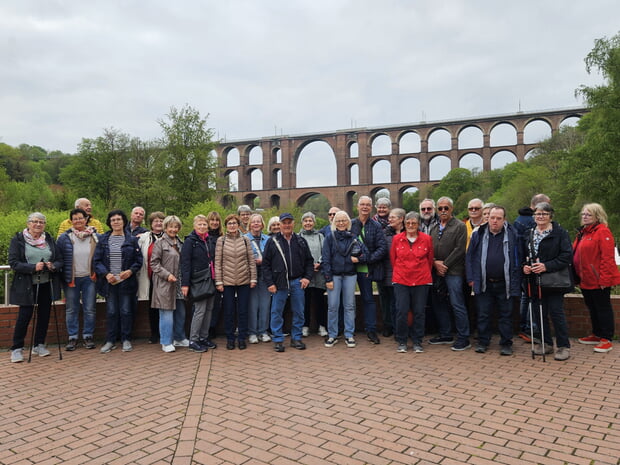 Gruppenbild vor der G&ouml;ltzschtalbr&uuml;cke