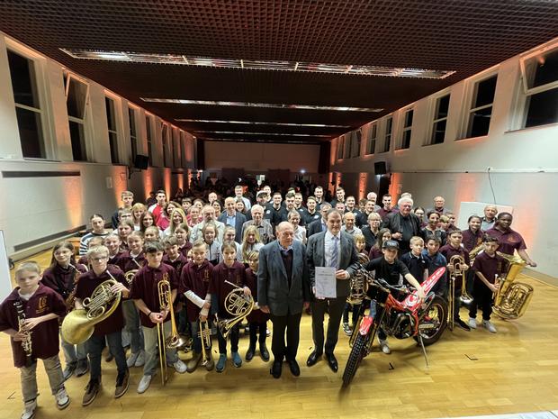 Die Geehrten mit Bürgermeister Albrecht Dautel und Horst Hippmann, dem die Bürgermedaille verliehen wurde, in der Mitte. Das Anfängerorchester der Musikschule wurde für hervorragende musikalische Leistungen ausgezeichnet.