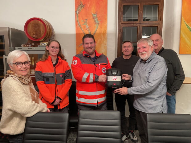 Symbolische Übergabe des AEDs