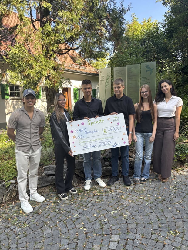 Von links: Herr Dominik Donhauser vom Kinder- und Jugendhospiz Stuttgart, Liu Zimmer, Lenny Heinzmann, Moritz Boltz, Jolien Ader aus der 10c, Klassenlehrerin Frau Lena Kaplan.