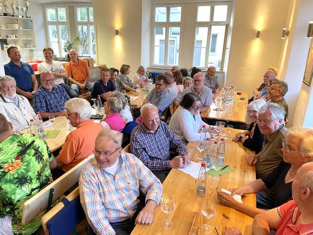 Blick in die Mitgliederrunde der "Freunde der Vinothek"