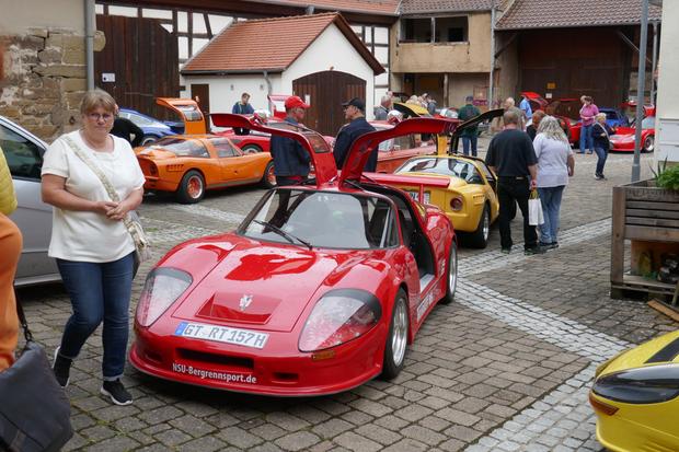 Die schnittigen Sportwagen der „Thurner-RS-Freunde“ machten den Meiereihof zu einem Rennstall. Fachsimpeln stand an.