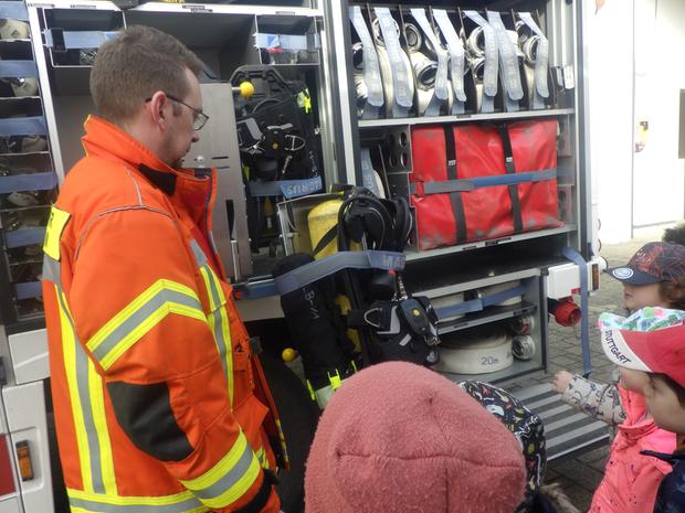 Feuerwehrmann Kai pr&auml;sentiert die Austattung