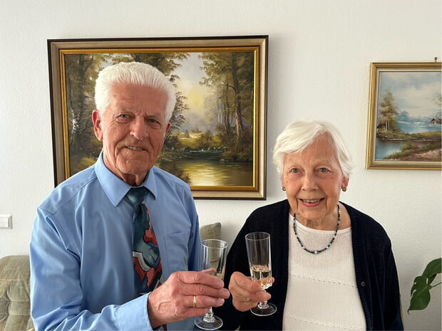 Bürgermeisterbesuche finden zu besonderen Anlässen statt, zum Beispiel zum 60. Ehejubiläum. So war es auch bei den Eheleuten Rolf und Gisela Lais, die am 7. Mai ihre Diamantene Hochzeit feiern durften. Bürgermeister Dautel überbrachte ihnen herzliche Glückwünsche, die sie freudig entgegennahmen. Das Foto zeigt das Jubelpaar bei diesem besonderen Besuch.