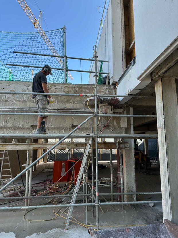 Betonsägen bringen den Altbestand auf die richtige neue Höhe