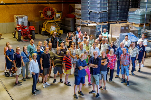 Die große Gruppe in der riesigen Kelterhalle
