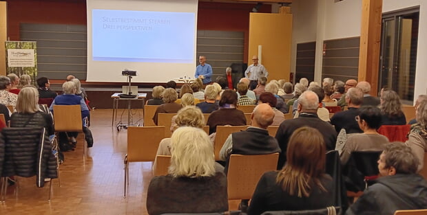 v.li.n.re. Jörg Frauhammer, Bürgermeister Gemmrigheim, Anita Ereth, Vorsitzende des Ambulanten Hospizdienstes begrüßten den Referenten, Dr. Manfred Baumann