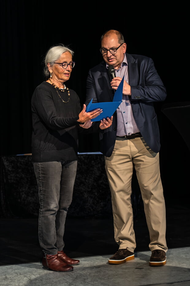 Monika Hartmann erh&auml;lt die B&uuml;rgerurkunde von B&uuml;rgermeister Uwe Seibold