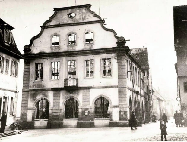 Das ausgebrannte stolze Bönnigheimer Rathaus am Marktplatz, das beim Einmarsch am 7. April 1945 zerstört wurde.