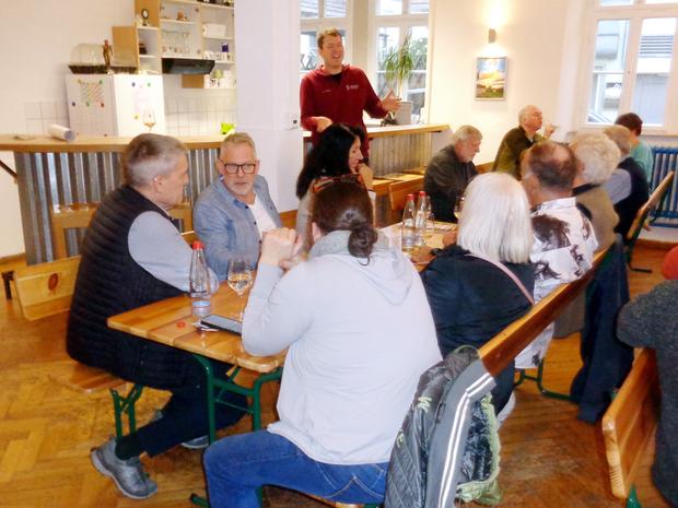 Weinkollegbesucher und Felix Groß (stehend)