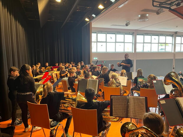 Das Schülerorchester des MVB unter der Leitung von Rainer Falk