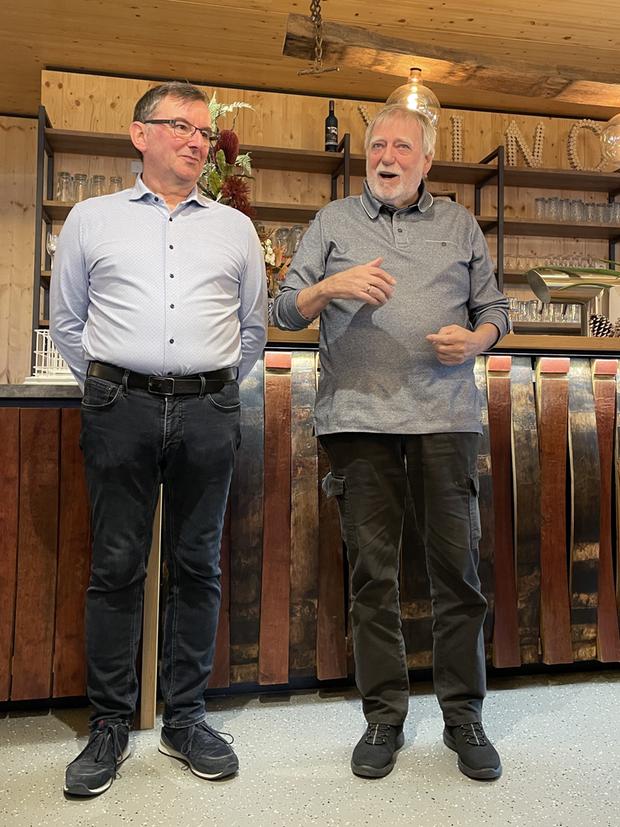 Heinz K&ouml;lle und Manfred Schm&auml;lzle begr&uuml;&szlig;en die G&auml;ste beim Weinkolleg 2025