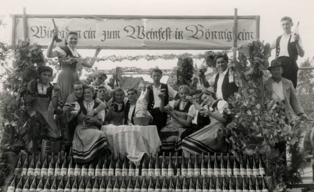 Ein Festwagen beim Bietigheimer Pferdemarkt lädt zum Weinfest in Bönnigheim ein