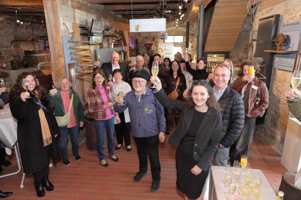 Viele G&auml;ste haben mit den Museumsmachern auf 33 Jahre Schnapsmuseum angesto&szlig;en