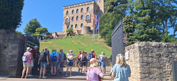 Die Mitreisenden vor dem Hambacher Schloss