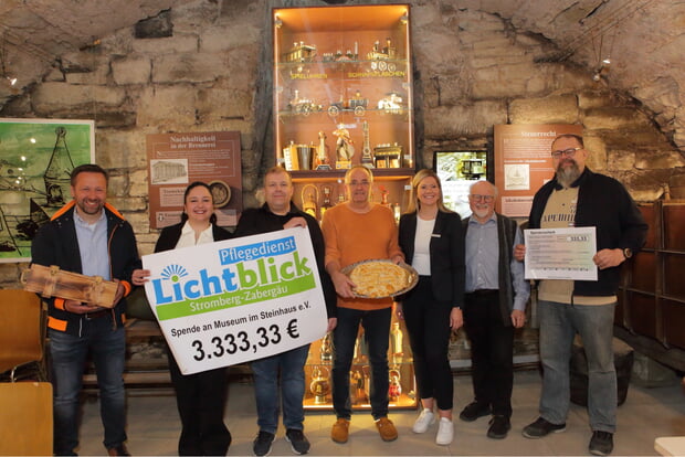 Die Spender zu unserem 33-j&auml;hrigen Jubil&auml;um. (v.l.) Der Brenner Meik Sartorius, Dina und Ronny Biedermann vom Pflegedienst Lichtblick Stromberg Zaberg&auml;u, der B&auml;cker Rainer Tabler mit dem gebackenen 33, Ulla Breitsprecher von der VR-Bank Ludwigsburg, Museumsleiter Kurt Sartorius und Joachim Bechtold von &bdquo;So geht&rsquo;s Systeml&ouml;sungen&ldquo;.