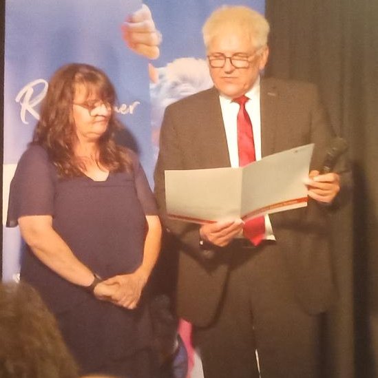 Heike M&uuml;ller-Bartruff geehrt vom Pr&auml;sidenten Gerd Maisch