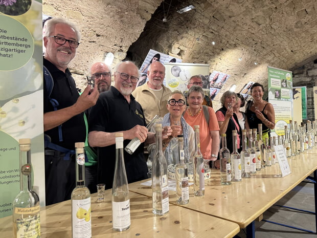 Gerne verkosteten die Besucher im Schw&auml;bischen Schnapsmuseum exklusive Schn&auml;pse aus Streuobstprodukten.