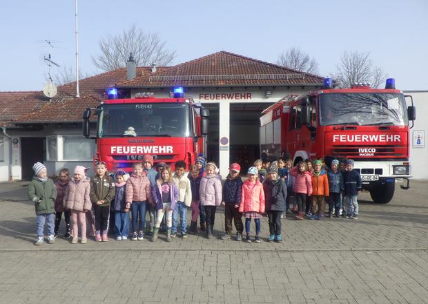 Gruppenbild bei der Feuerwehr