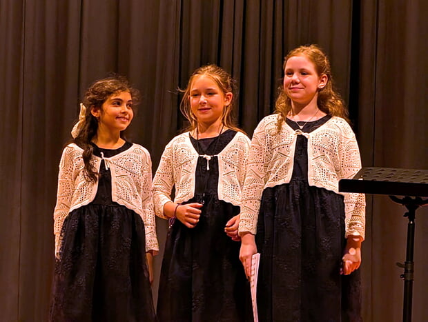 Von links: Lina Ugur, Maja Bosco und Taleo Fausel nach ihrem gelungenen Auftritt