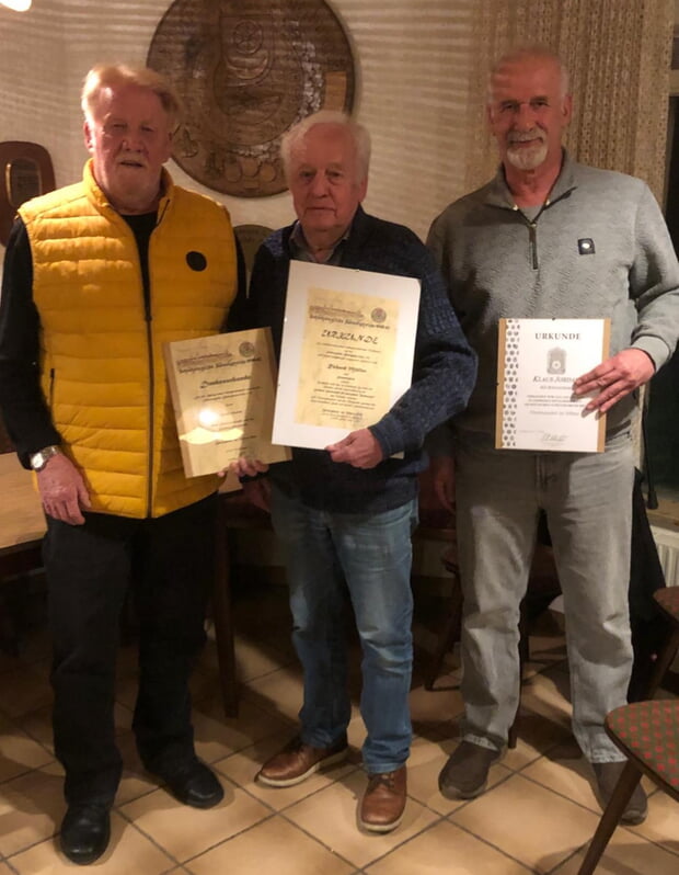 vlnr: Bernd Morlok (50 Jahre) , Ehrenmitglied Richard M&uuml;ller, Klaus Jordan (25 Jahre)