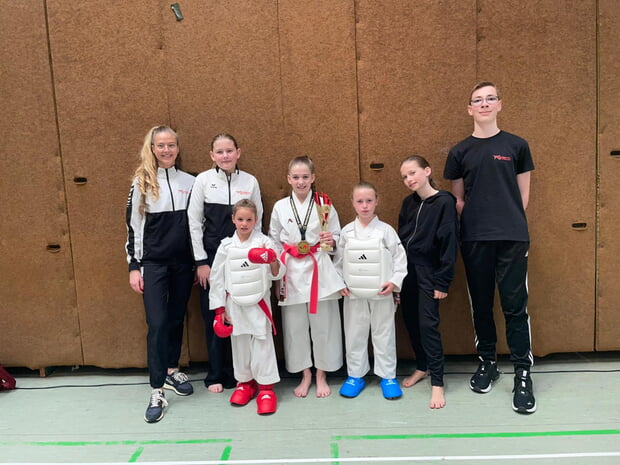 v. l. n. r.: Patricia Bisceglia, Zofia Roczek, Nyke Idler, Enie Schulz, Ronja Vollmer, Hannah Newie und Jonas Specht
