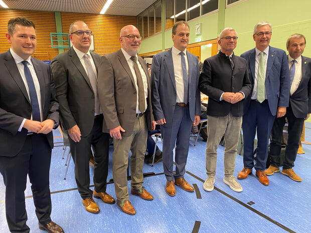v.li.n.re.: Landtagsabgeordneter Tobias Vogt, die Bürgermeister Uwe Seibold, Rainer Schäuffle, Albrecht Dautel, Minister Thomas Strobl, Landrat Dietmar Allgaier, Landtagsabgeordneter Konrad Epple