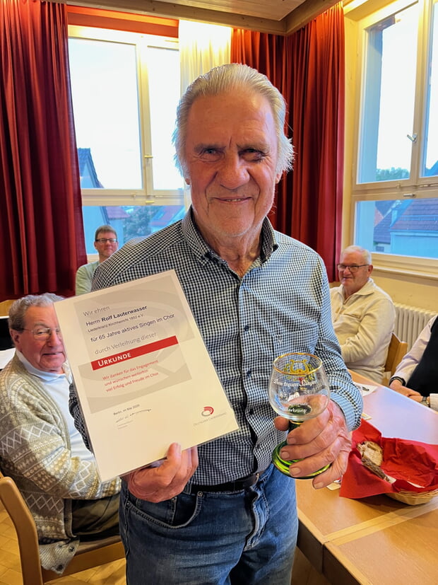 Für 65 Jahre aktives Singen geehrt: Rolf Lauterwasser